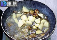土豆炖鸡块的做法—土豆炖鸡块的家常做法步骤